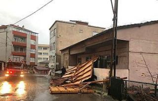 Maltepe’de rüzgarın şiddeti ile evin çatısı...