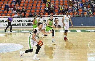 Mamak Belediyesi Basketbol Takımı potada rakibine...