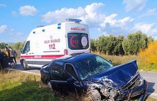 Manisa’da iki otomobil kafa kafaya çarpıştı:...