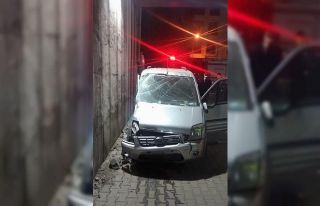 Manisa’da kamyonet beton duvara çarptı: 1 ölü,...