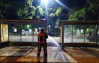 Manisa’da sokaklar korona virüse karşı dezenfekte...