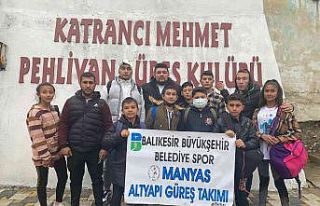 Manyaslı alt yapı güreşçilerinden madalya yağmuru