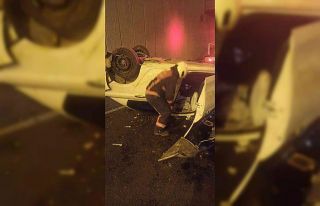 Mardin’de otomobil aydınlatma direğine çarptı:...