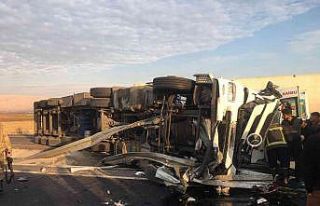 Mardin’de tır devrildi: 1 yaralı