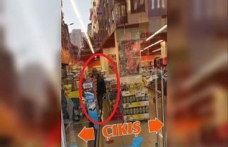 Markette bıçaklı şahıs paniği