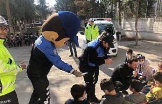 Maskot polislerden sınırdaki çocuklara sürpriz