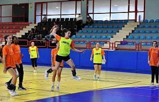 Mavi Kelebekler, Kastamonu maçında liderliği korumak...