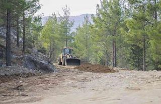 Mersin Büyükşehir Belediyesi, yol çalışmalarına...