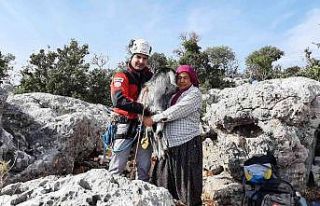 Mersin’de 100 metre aşağıda keçi kurtarma operasyonu