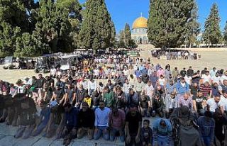 Mescid-i Aksa’da 50 bin Filistinli cuma namazı...