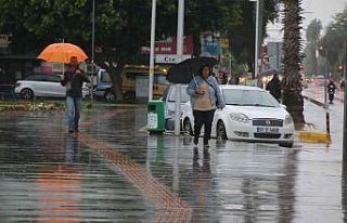 Meteorolojinin ‘sarı’ kodla uyardığı Antalya’da...
