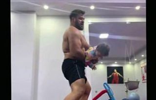 Milli güreşçi Rıza Kayaalp’in kızı ile gülümseten...