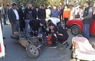 Minibüse çarpan elektrikli bisiklet sürücüsü...