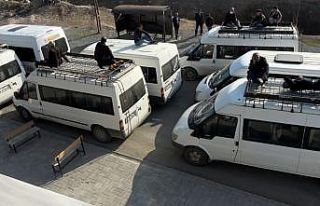 Minibüslerinin üzerine uzanıp korsan taşımacılığa...