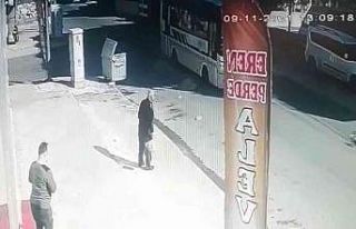 Minibüsün çarptığı kadın metrelerce sürüklendi