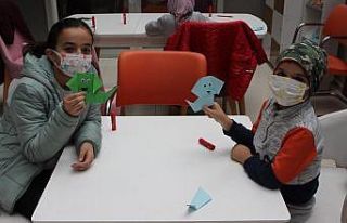 Minik kitapseverler kütüphanede origami sanatını...