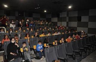 Minik öğrenciler sinemayla tanıştı