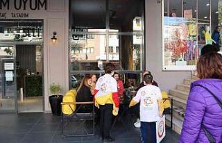 Minik öğrenciler sokak hayvanları için sokakta...