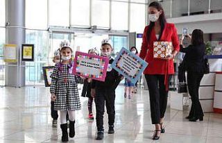 Minikler, düdük çalıp dövizlerle haklarını...