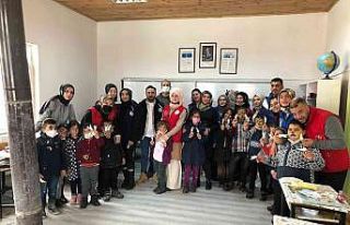 Miniklerin gönlüne diş setiyle girdiler