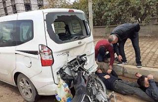 Motosiklet park halindeki araca arkadan çarptı:...