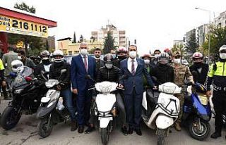 Motosiklet sürücülerine kask dağıtıldı