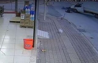 Motosiklet sürücüsü, çarpışmanın etkisiyle...