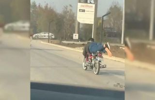Motosikletlerin üzerine yatıp yarış yapan iki...