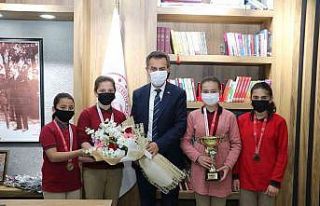 Müdür Aslan, şampiyon takımı tebrik etti