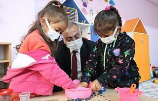 Müdür Gönen, minik öğrencilerin resim sergisine...
