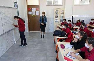 Mukaddes öğretmen, projesiyle matematik dersini...