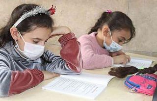 Mülteci çocuklarına okuma etkinliği