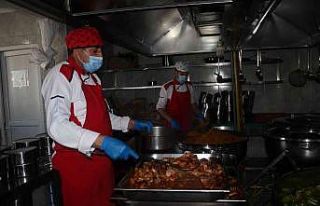 Muradiye’de ihtiyaç sahibi ailelere sıcak yemek