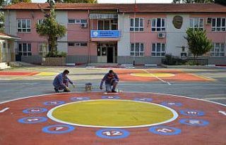 Muratpaşa’da okul bahçelerinde oyun alanları...