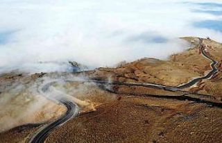 Muş’ta karlı dağlarla birleşen sis bulutları...