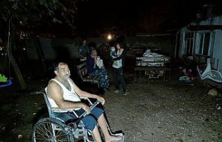 Müstakil evdeki yangın, engelli aileyi sokakta bıraktı