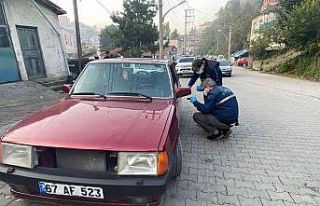 Müşterisinin aracına bıçakla saldırdı