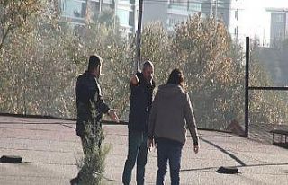 "Müteahhitten alacağım var" diyerek çatıya...