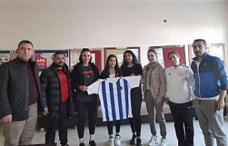 Necatibey Ortaokulu Kız Hentbol Takımı kadrosunu...