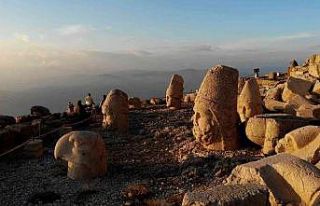 Nemrut Dağı sezonun son turistlerini ağırlıyor