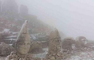 Nemrut Dağı’na mevsimin ilk karı düştü