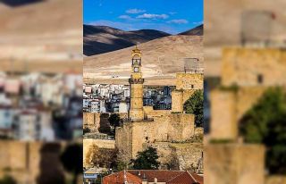 Niğde Belediyesi saat kulesini tamir ettiriyor