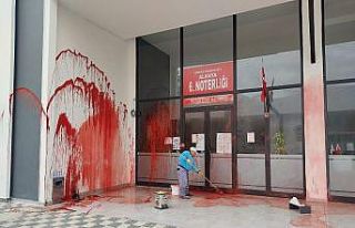 Noter binasına kırmızı boyalı saldırı