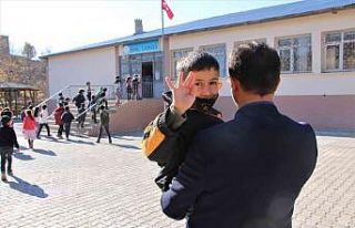 O bir öğretmen daha fazlası, engelli öğrencisini...