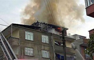 Ocakta unutulan yemek çatı katını alev alev yaktı