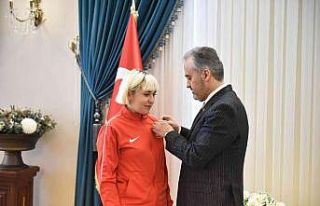 Ödüllü sporculardan Başkan Aktaş’a ziyaret