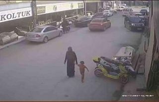 Oğluna hırsızlık yaptıran kadın kameraya yakalandı