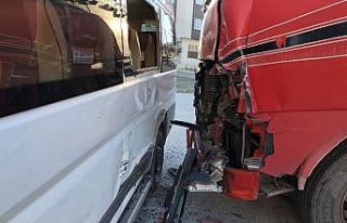Öğrenci servisi ile tır çarpıştı: 2 yaralı