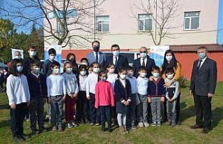 Öğrenciler, ağaç dikme ve kitap okuma konusunda...