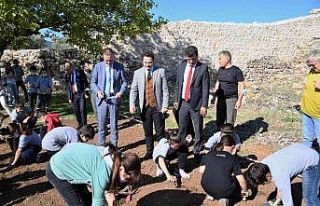 Öğrenciler arkeolojik kazı yaptı